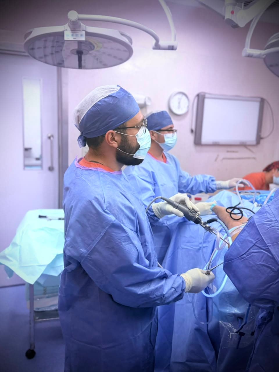 Dr. Oscar Verduzco durante una cirugía artroscópica — Traumatología y Ortopedia